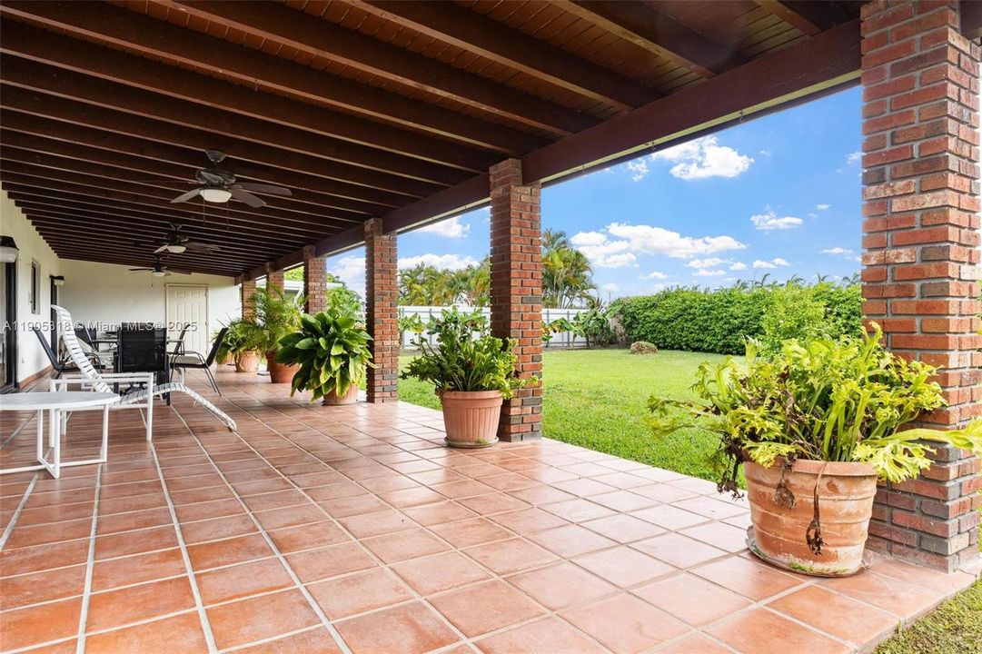 Recently Sold: $860,000 (5 beds, 3 baths, 2071 Square Feet)