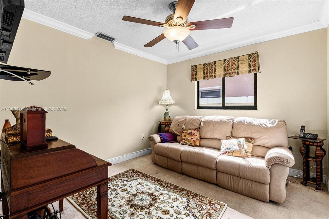 Recently Sold: $860,000 (5 beds, 3 baths, 2071 Square Feet)