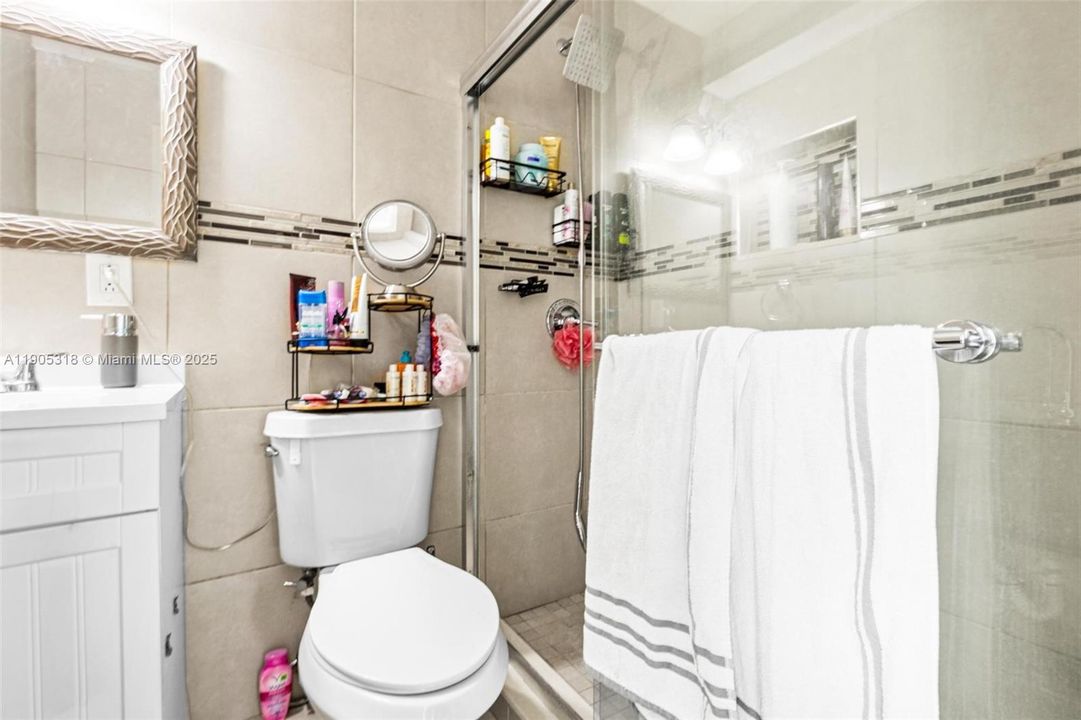 Recently Sold: $860,000 (5 beds, 3 baths, 2071 Square Feet)