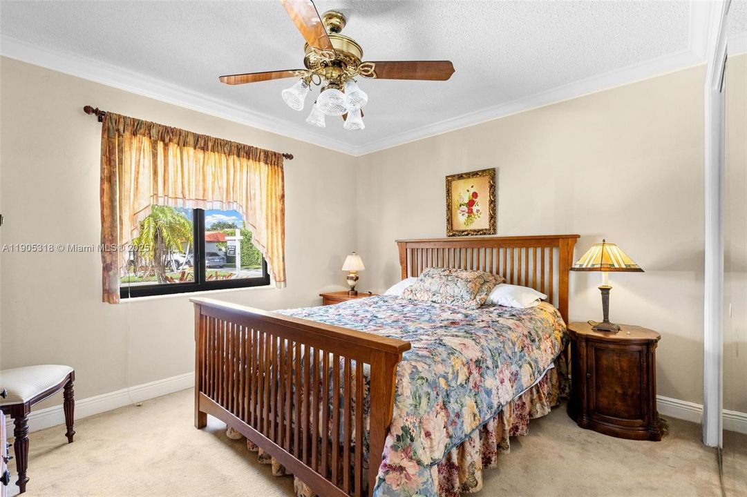 Recently Sold: $860,000 (5 beds, 3 baths, 2071 Square Feet)