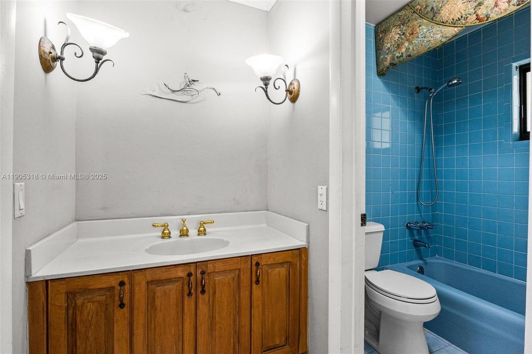 Recently Sold: $860,000 (5 beds, 3 baths, 2071 Square Feet)