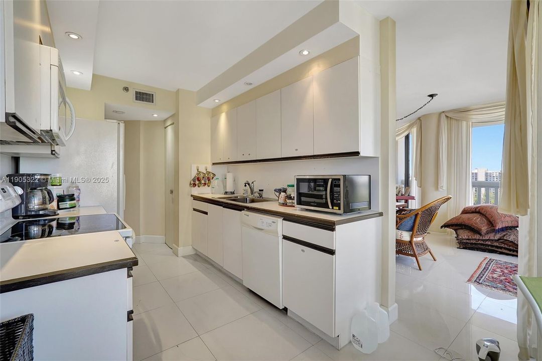 待售: $650,000 (3 贝兹, 2 浴室, 1950 平方英尺)