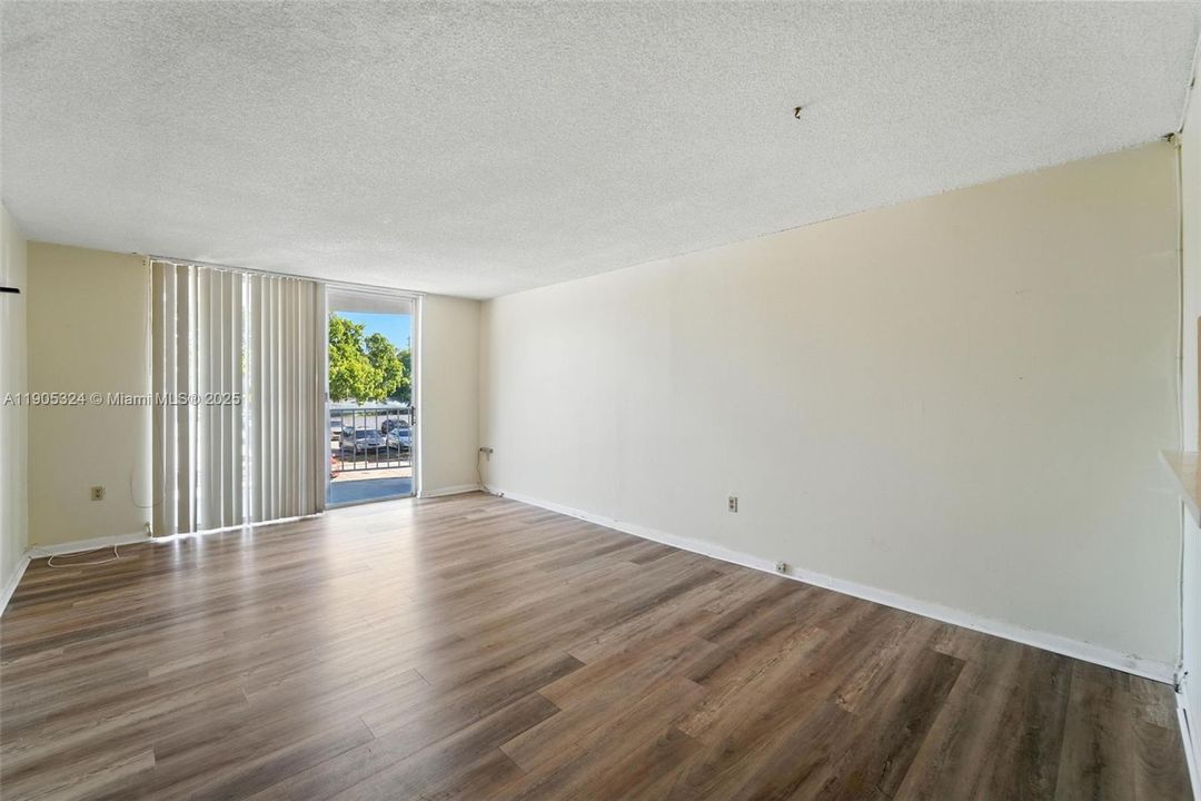 For Rent: $1,399 (1 beds, 1 baths, 826 Square Feet)