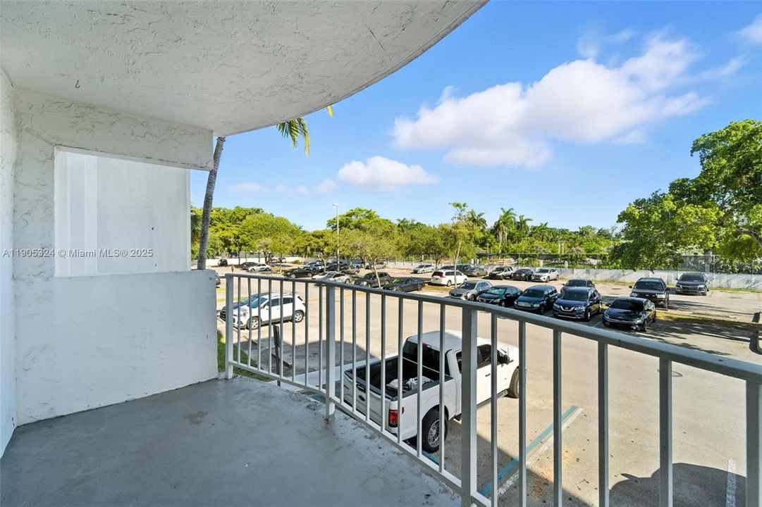 For Rent: $1,399 (1 beds, 1 baths, 826 Square Feet)