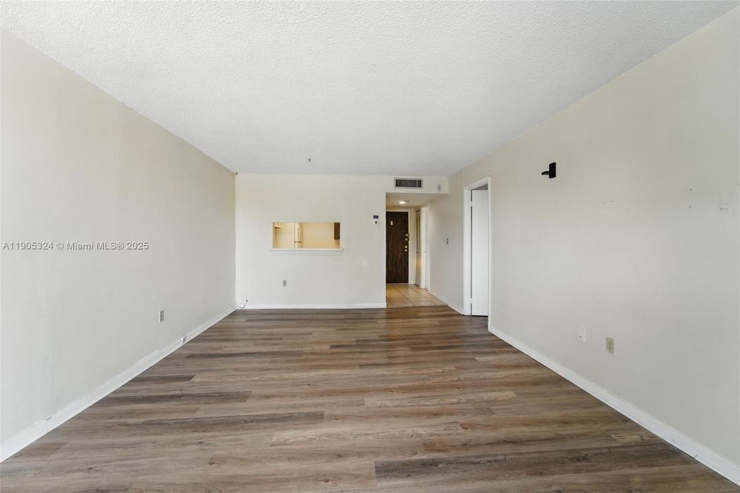 For Rent: $1,399 (1 beds, 1 baths, 826 Square Feet)