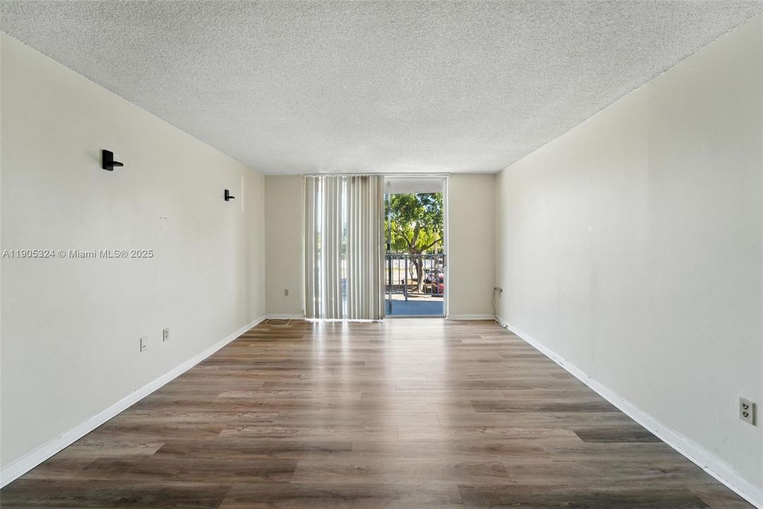 For Rent: $1,399 (1 beds, 1 baths, 826 Square Feet)