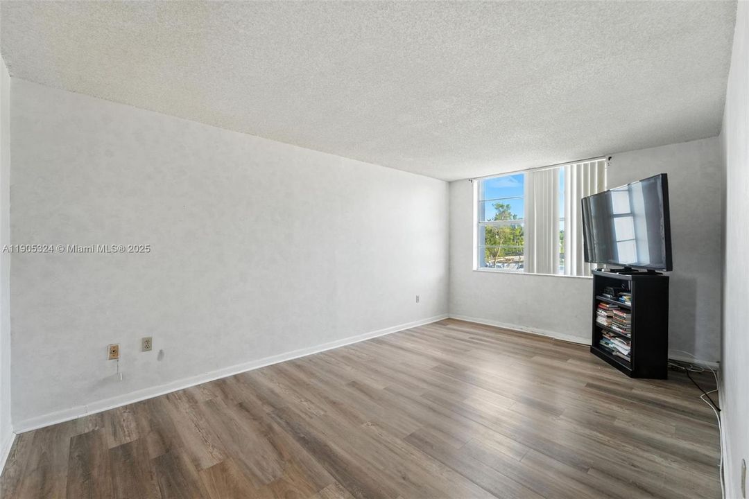 For Rent: $1,399 (1 beds, 1 baths, 826 Square Feet)