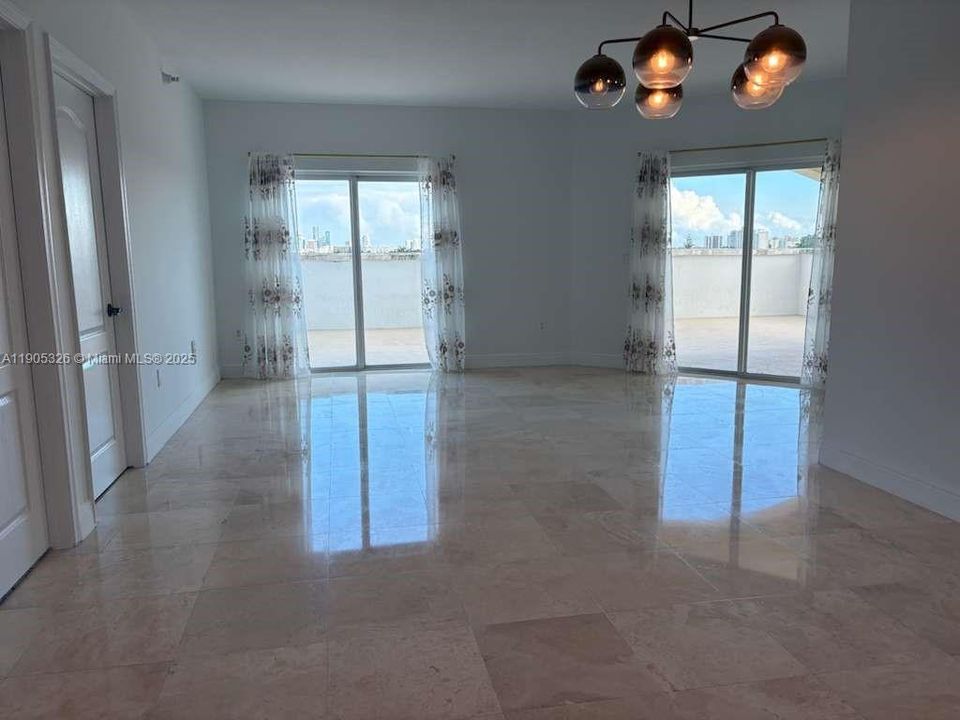 合同活跃: $544,900 (2 贝兹, 2 浴室, 1018 平方英尺)