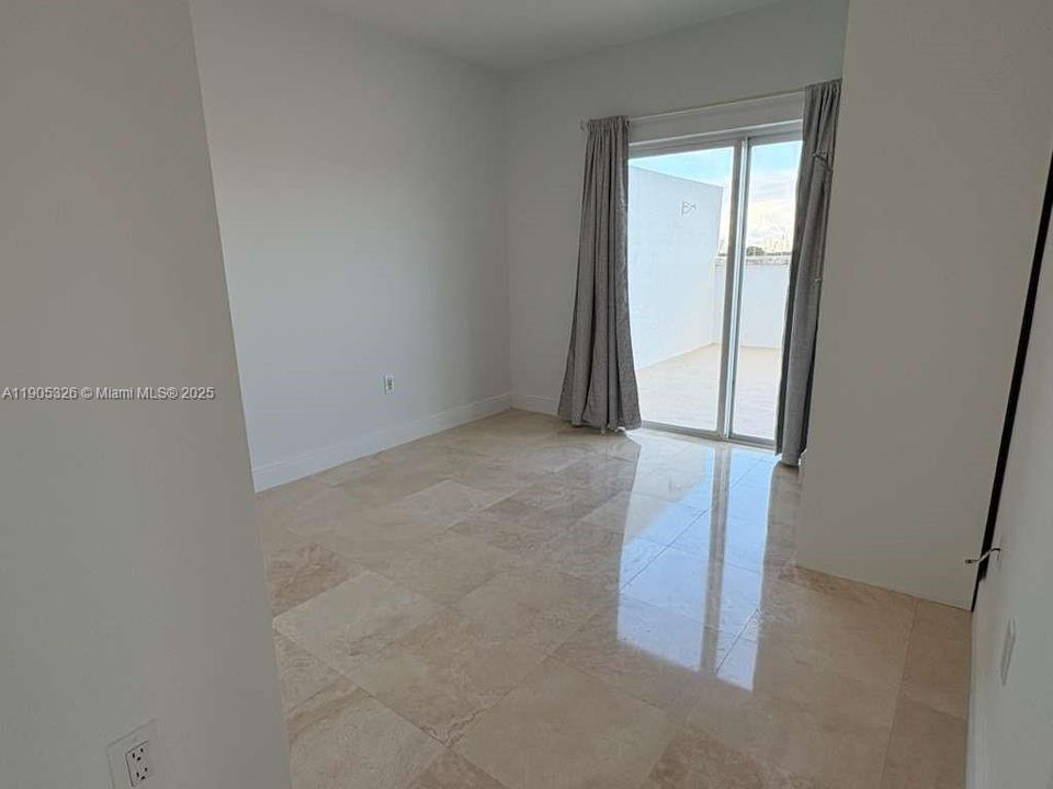 合同活跃: $544,900 (2 贝兹, 2 浴室, 1018 平方英尺)