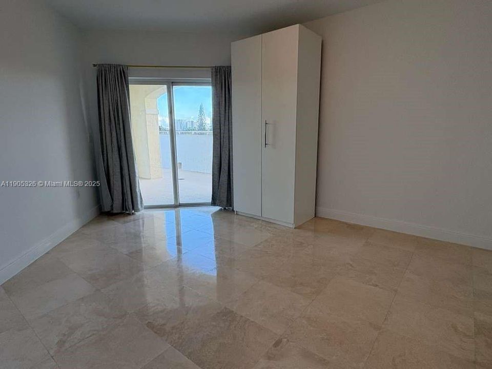 合同活跃: $544,900 (2 贝兹, 2 浴室, 1018 平方英尺)