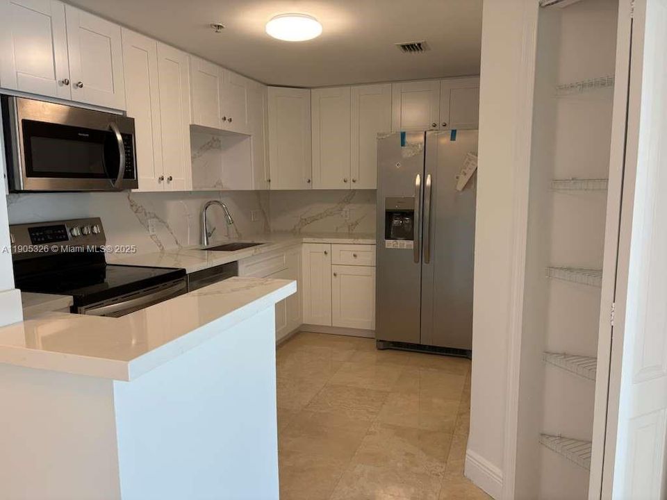 合同活跃: $544,900 (2 贝兹, 2 浴室, 1018 平方英尺)