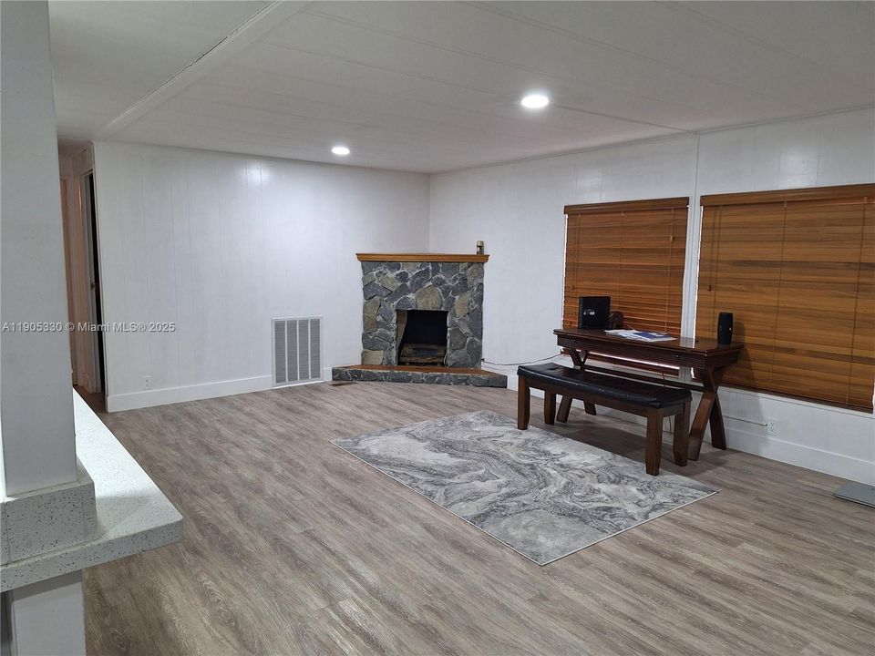 For Sale: $290,000 (3 beds, 2 baths, 1188 Square Feet)