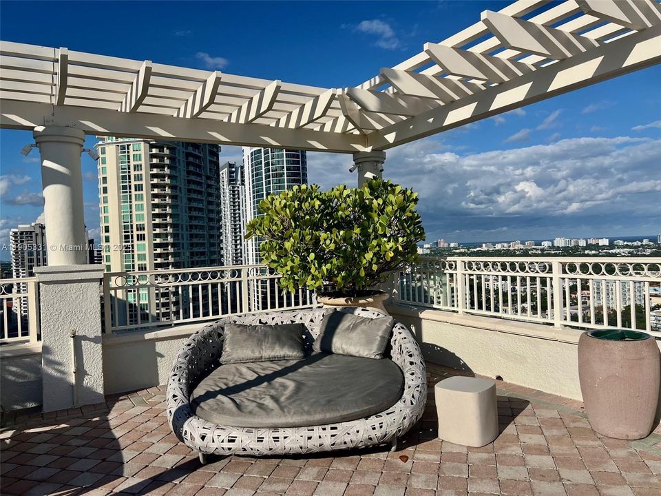 Active With Contract: $2,800 (1 beds, 1 baths, 801 Square Feet)