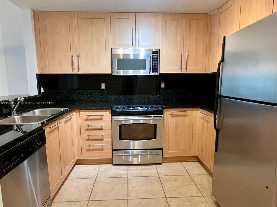 Active With Contract: $2,800 (1 beds, 1 baths, 801 Square Feet)