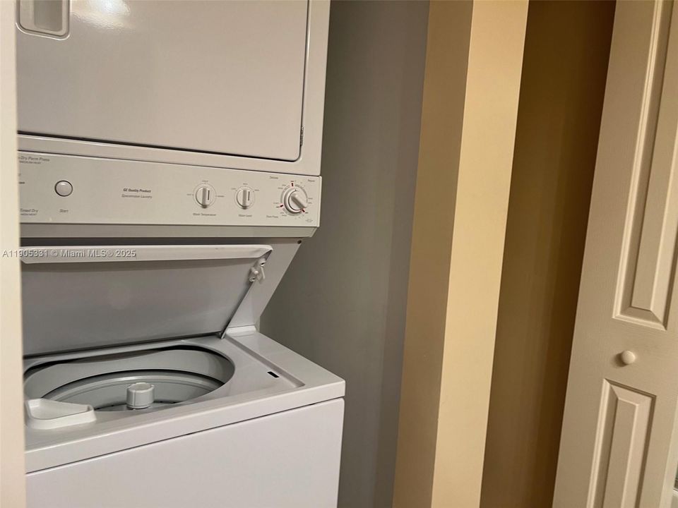 Active With Contract: $2,800 (1 beds, 1 baths, 801 Square Feet)