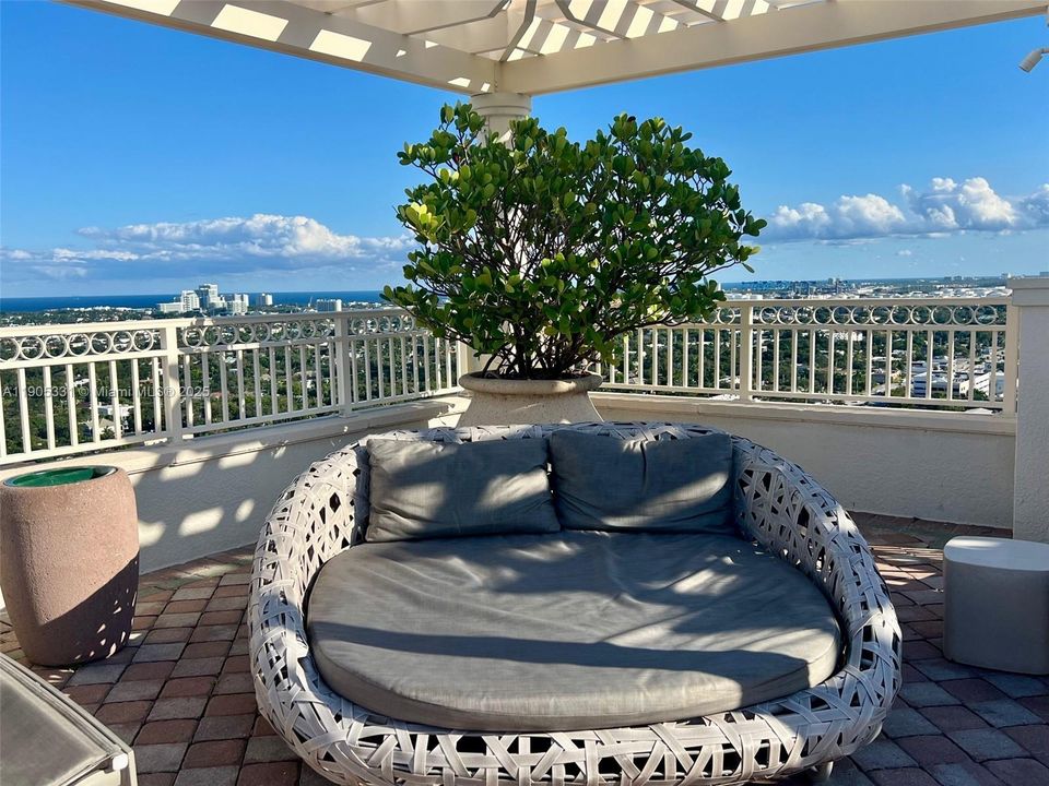 Active With Contract: $2,800 (1 beds, 1 baths, 801 Square Feet)