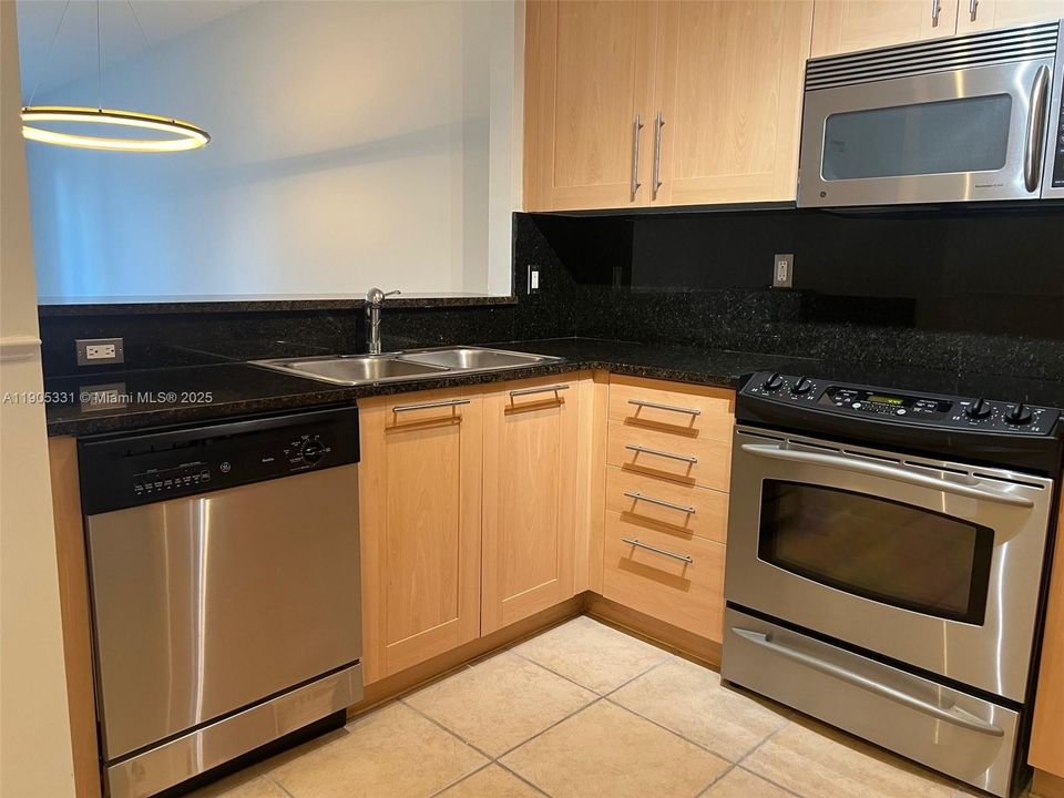 Active With Contract: $2,800 (1 beds, 1 baths, 801 Square Feet)