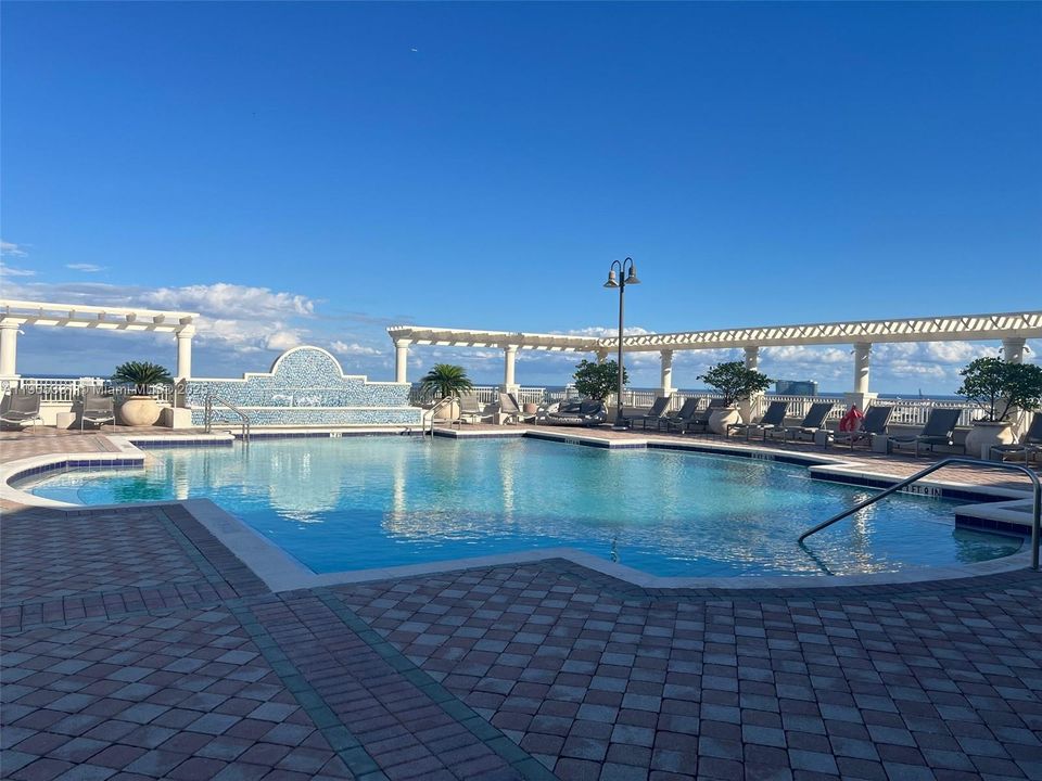 Active With Contract: $2,800 (1 beds, 1 baths, 801 Square Feet)