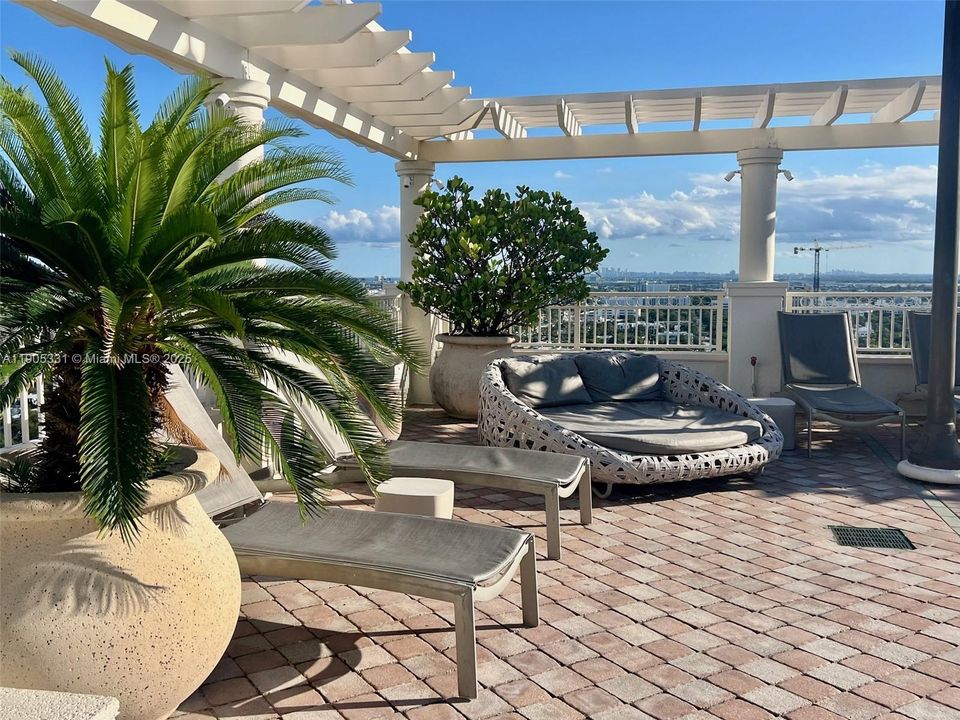 Active With Contract: $2,800 (1 beds, 1 baths, 801 Square Feet)