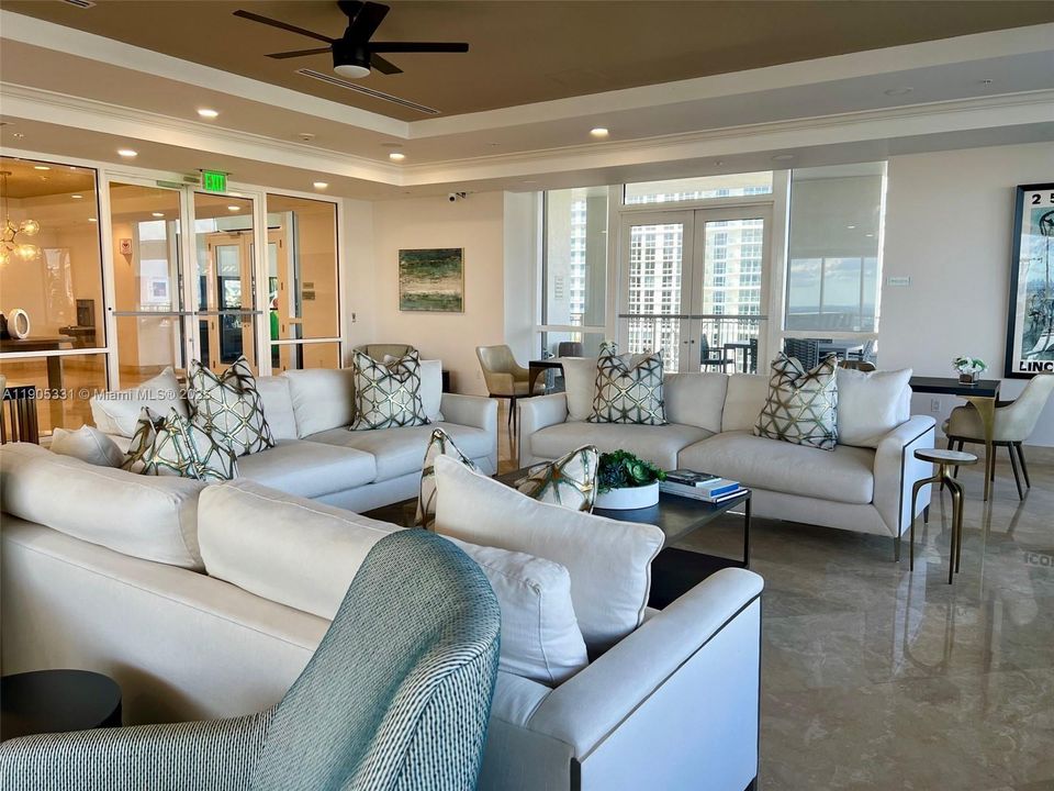 Active With Contract: $2,800 (1 beds, 1 baths, 801 Square Feet)