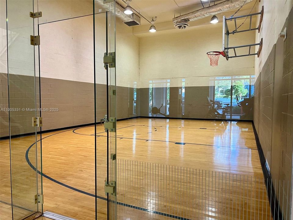 Active With Contract: $2,800 (1 beds, 1 baths, 801 Square Feet)