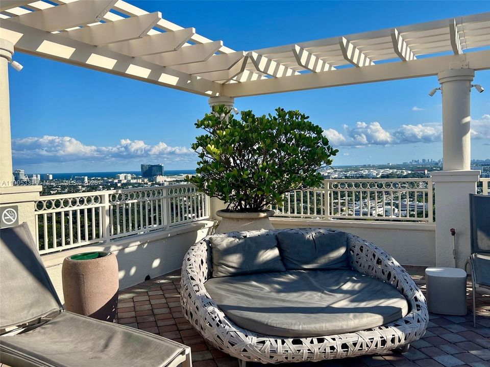 Active With Contract: $2,800 (1 beds, 1 baths, 801 Square Feet)