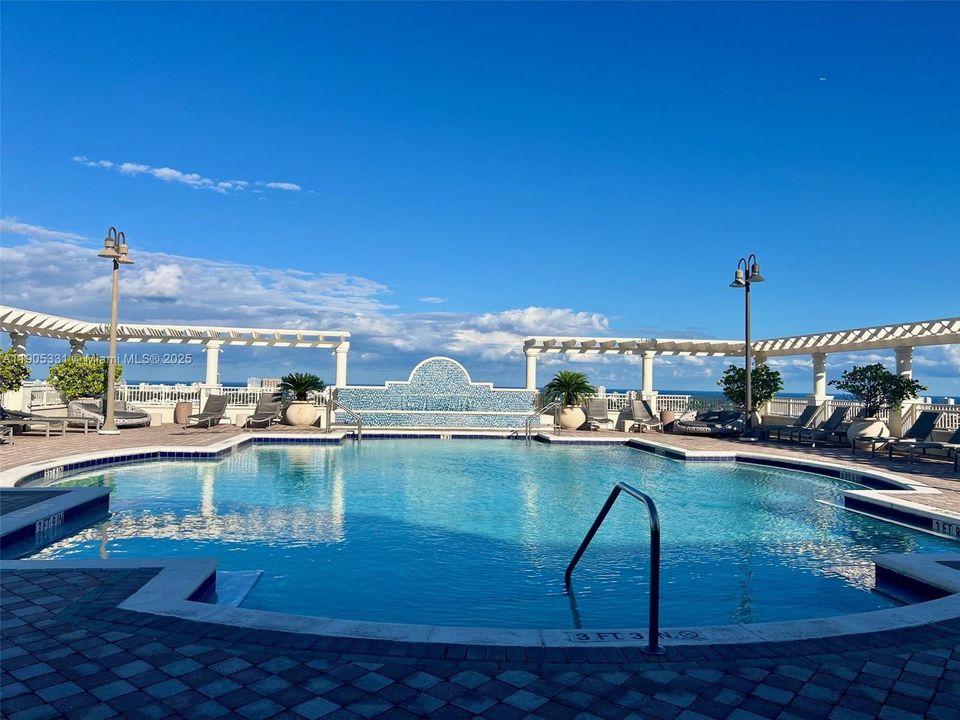 Active With Contract: $2,800 (1 beds, 1 baths, 801 Square Feet)