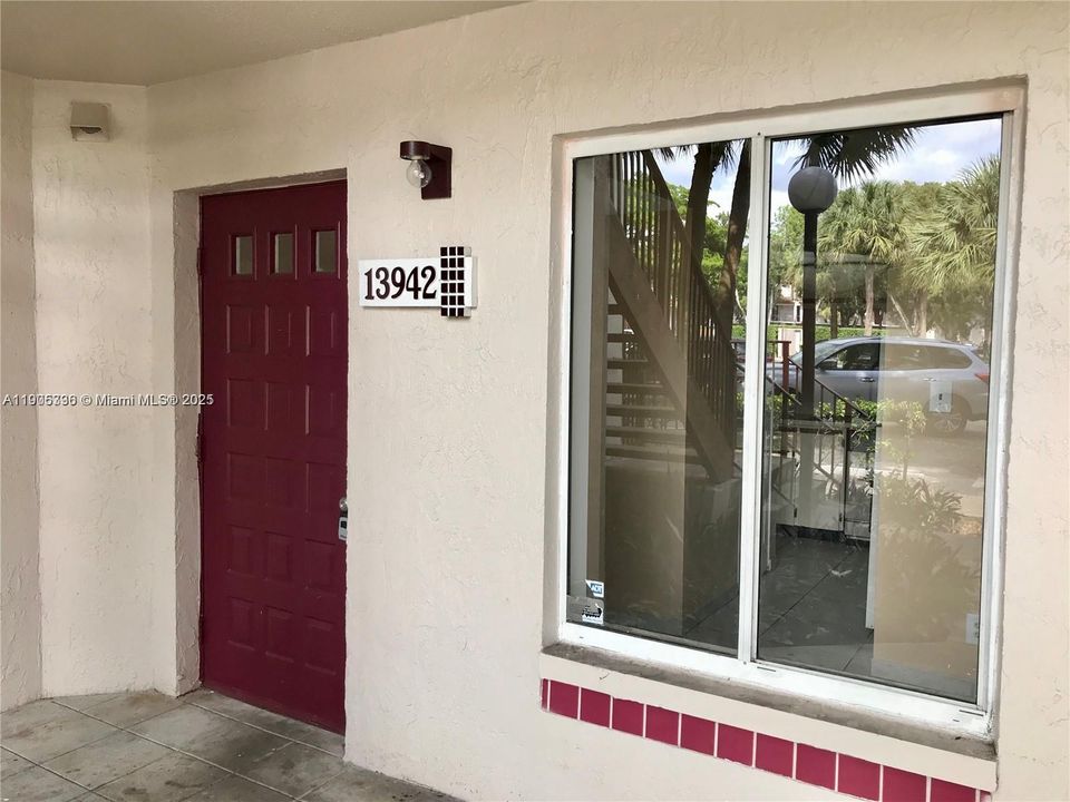 For Rent: $2,100 (2 beds, 1 baths, 1045 Square Feet)