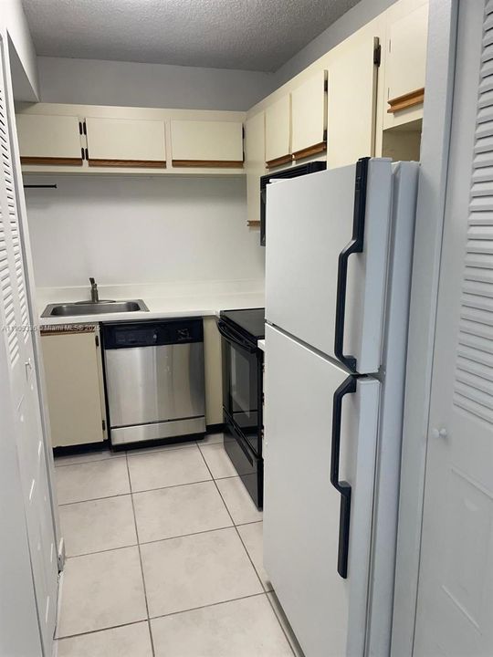 For Rent: $2,100 (2 beds, 1 baths, 1045 Square Feet)