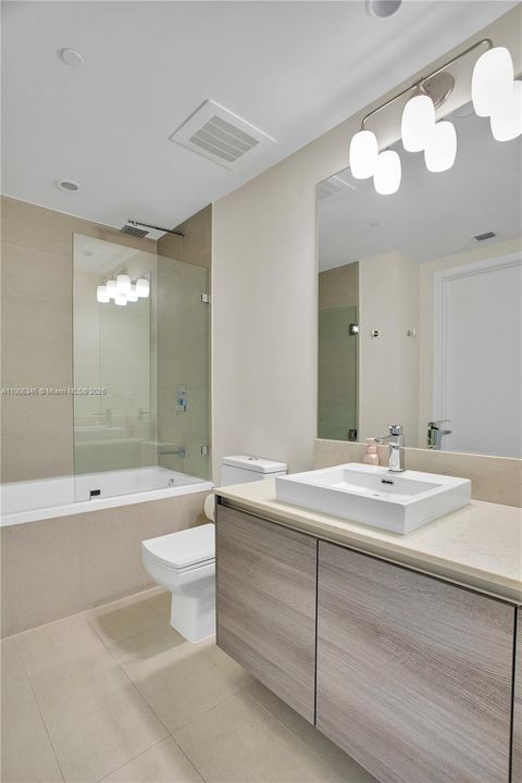 出租: $8,750 (3 贝兹, 3 浴室, 1593 平方英尺)