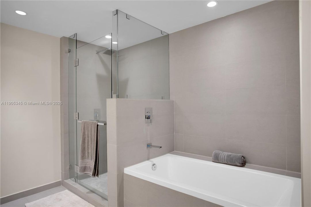 出租: $8,750 (3 贝兹, 3 浴室, 1593 平方英尺)