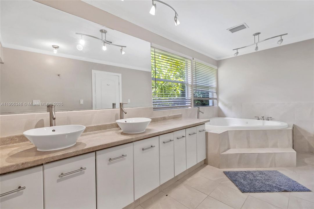 For Sale: $1,675,000 (4 beds, 3 baths, 2988 Square Feet)