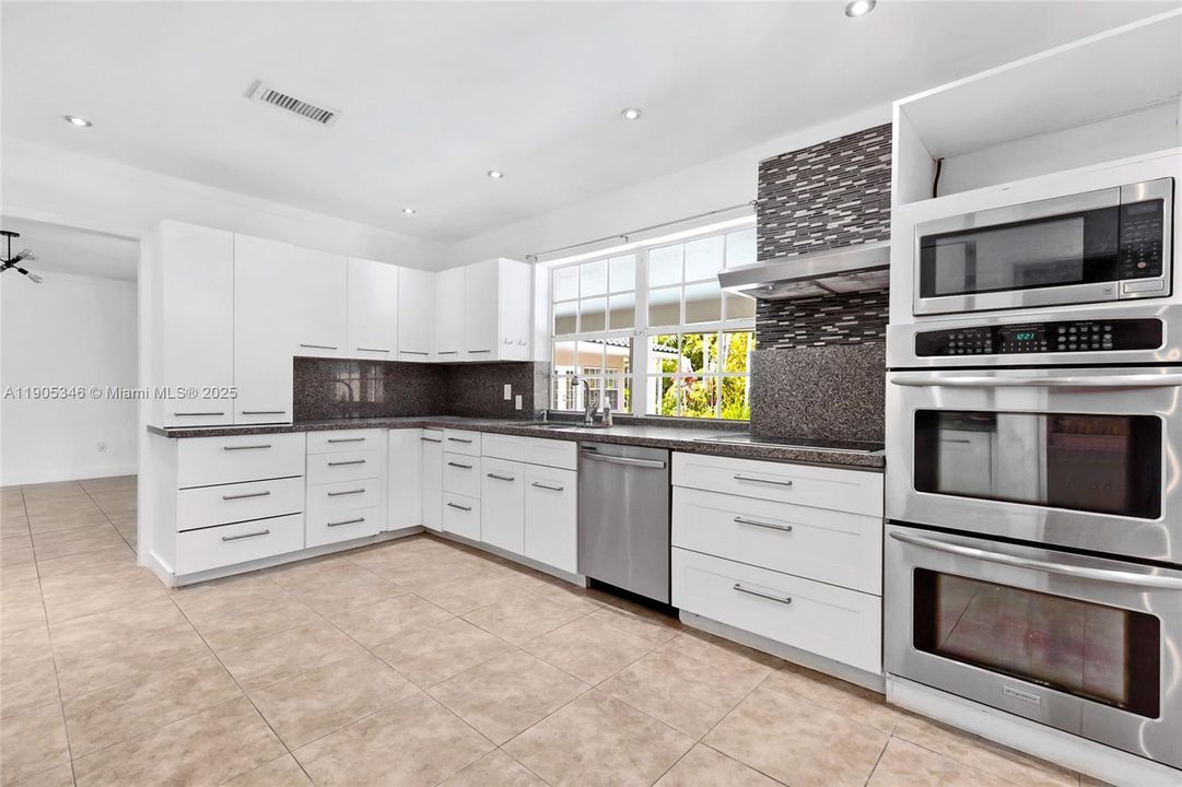 For Sale: $1,675,000 (4 beds, 3 baths, 2988 Square Feet)