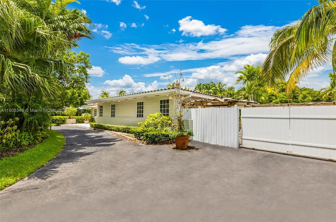 For Sale: $1,675,000 (4 beds, 3 baths, 2988 Square Feet)