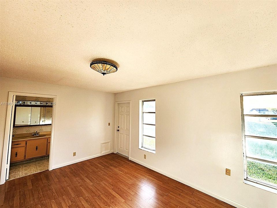 For Sale: $190,000 (2 beds, 2 baths, 1186 Square Feet)