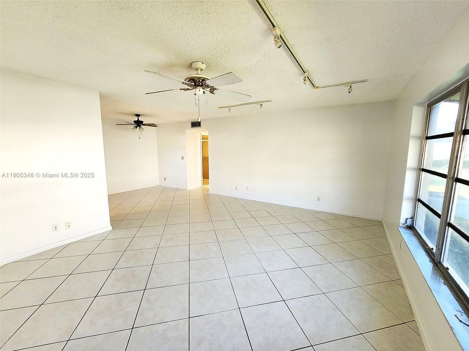 For Sale: $190,000 (2 beds, 2 baths, 1186 Square Feet)