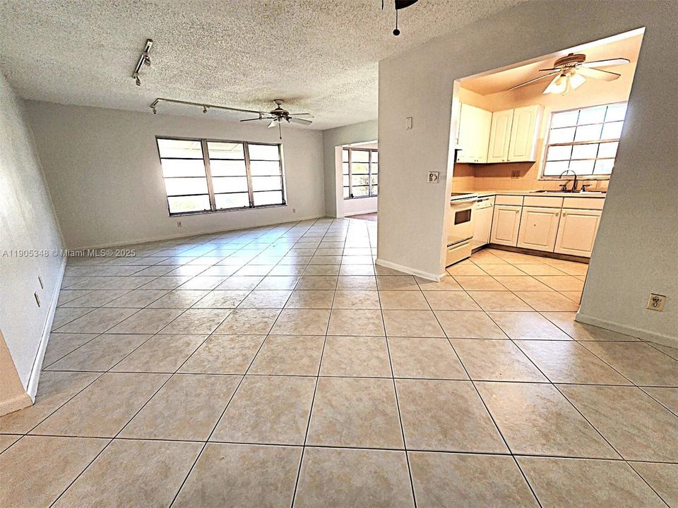 For Sale: $190,000 (2 beds, 2 baths, 1186 Square Feet)