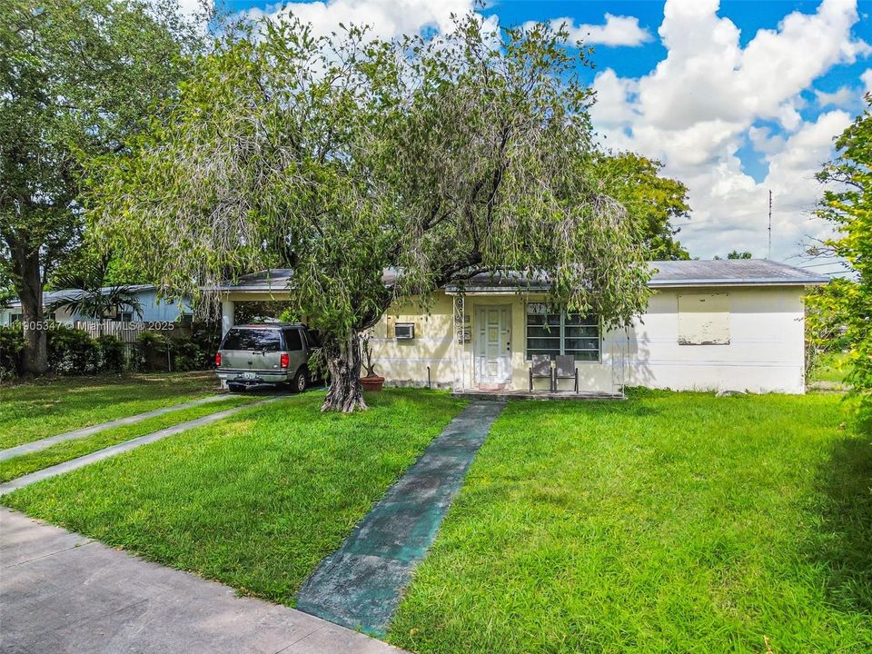 合同活跃: $480,000 (3 贝兹, 1 浴室, 1318 平方英尺)