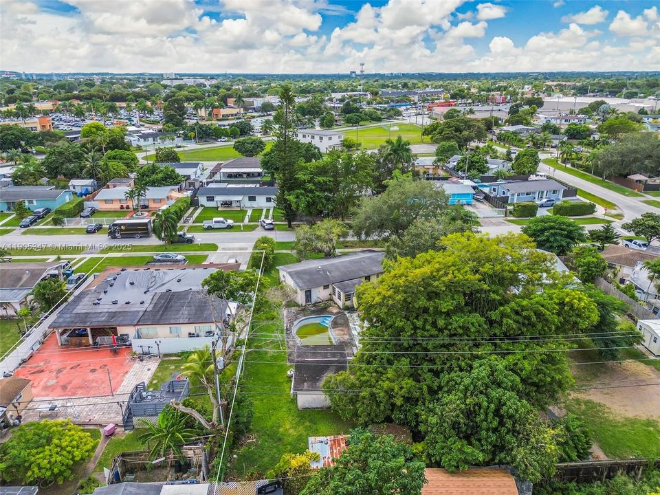 合同活跃: $480,000 (3 贝兹, 1 浴室, 1318 平方英尺)