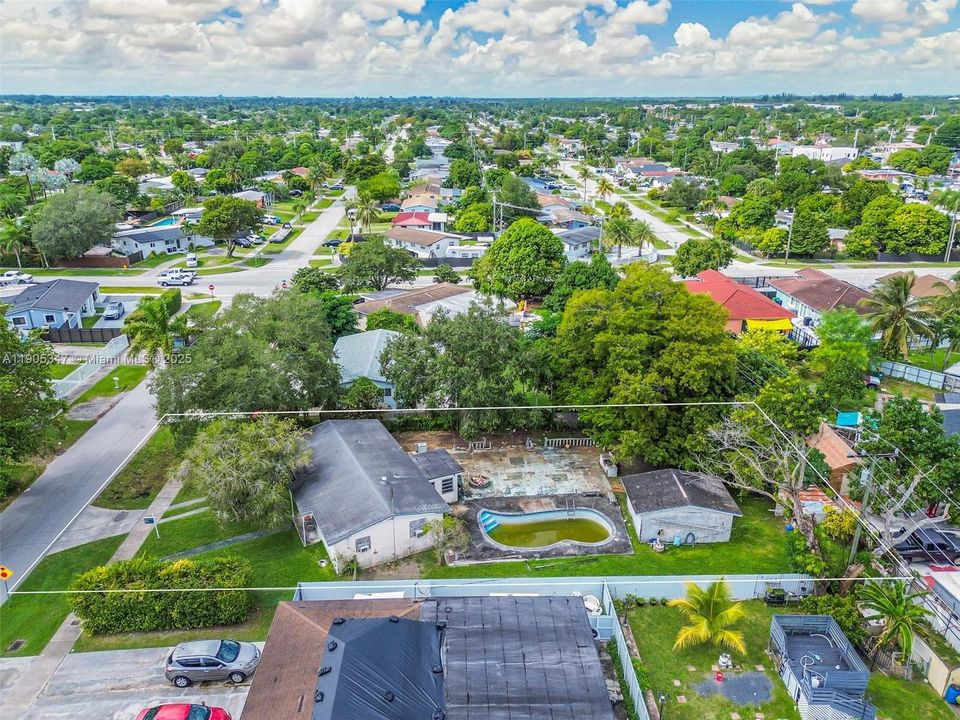 合同活跃: $480,000 (3 贝兹, 1 浴室, 1318 平方英尺)