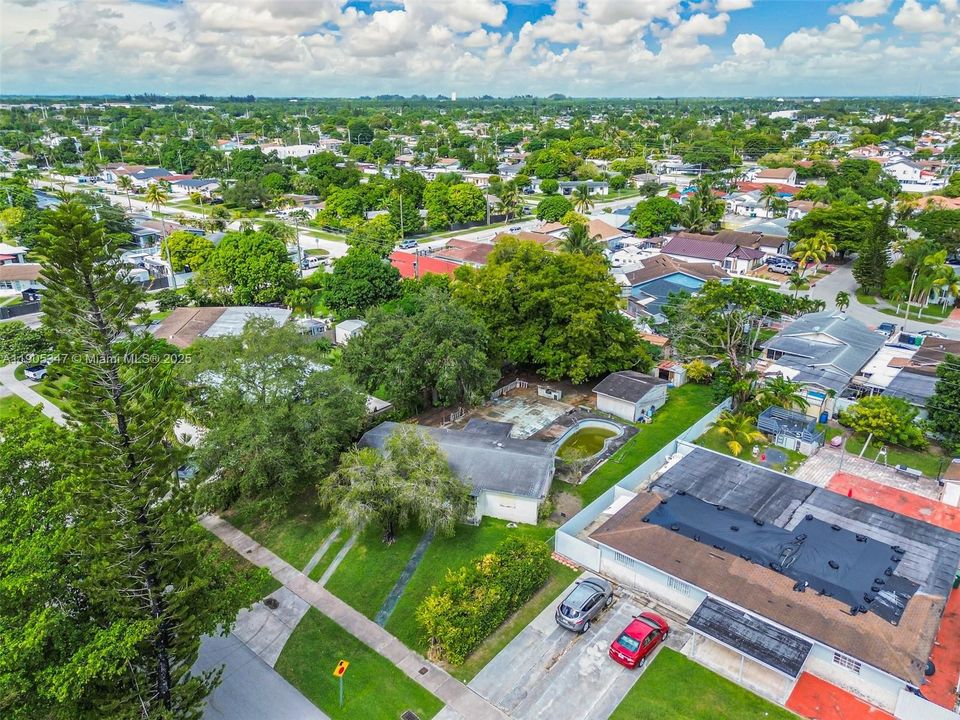 合同活跃: $480,000 (3 贝兹, 1 浴室, 1318 平方英尺)