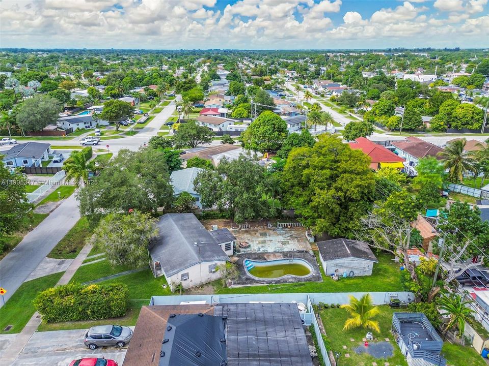 合同活跃: $480,000 (3 贝兹, 1 浴室, 1318 平方英尺)