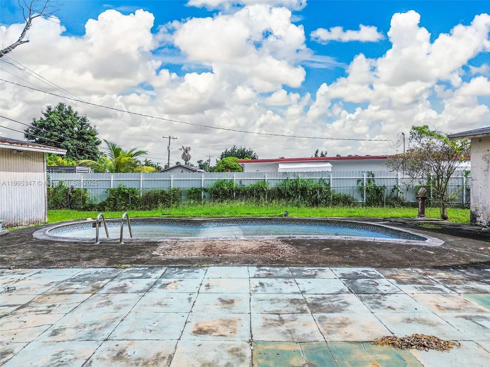 合同活跃: $480,000 (3 贝兹, 1 浴室, 1318 平方英尺)