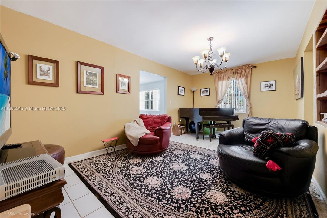 待售: $950,000 (5 贝兹, 3 浴室, 2743 平方英尺)