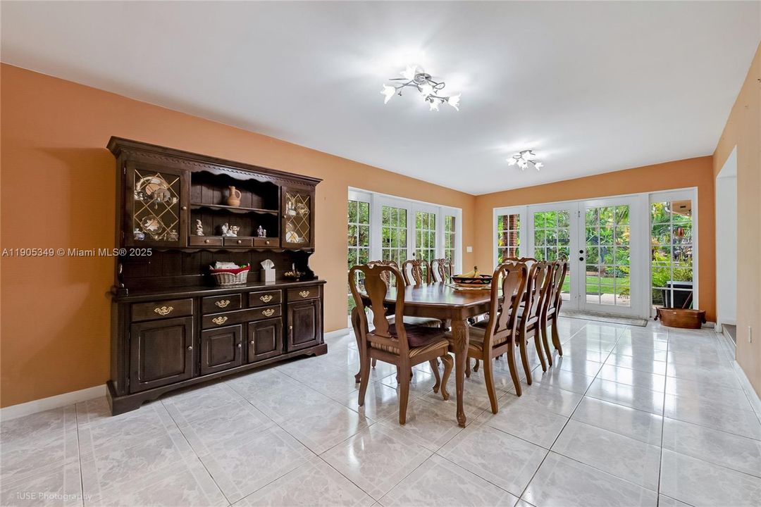 待售: $950,000 (5 贝兹, 3 浴室, 2743 平方英尺)