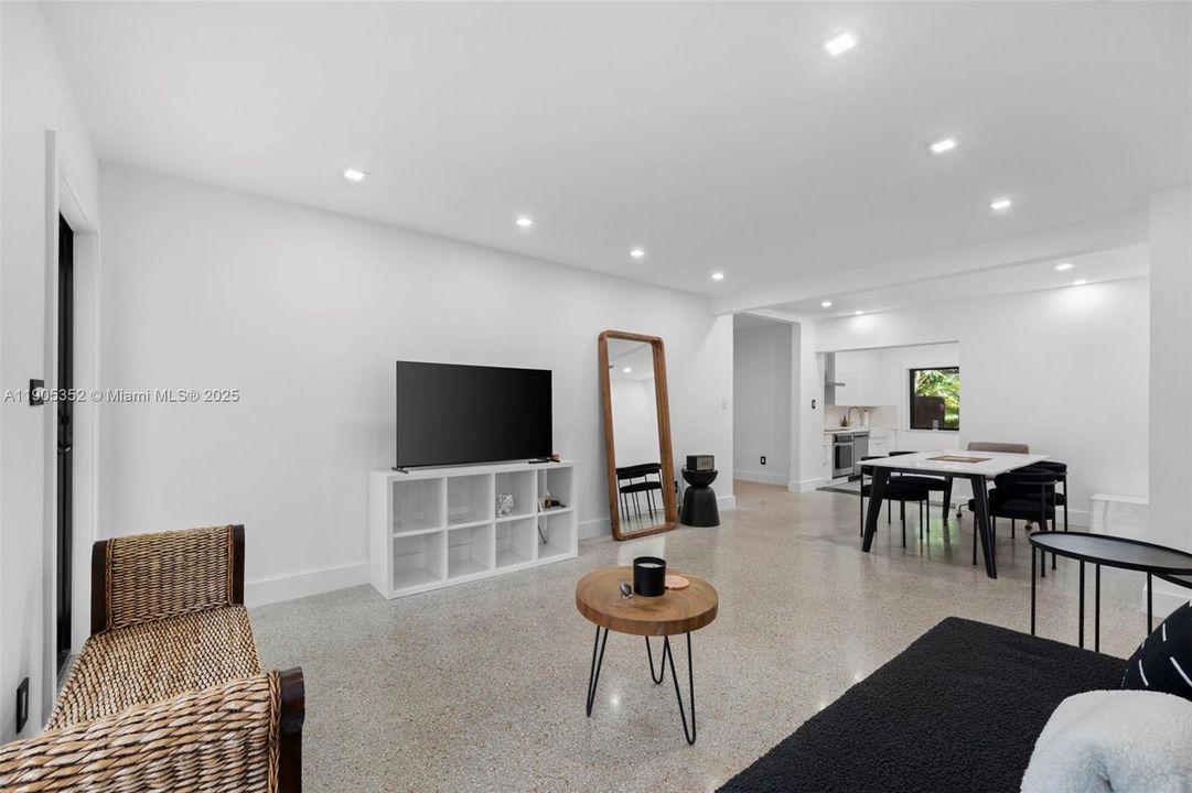 Recently Sold: $975,000 (3 beds, 2 baths, 1208 Square Feet)