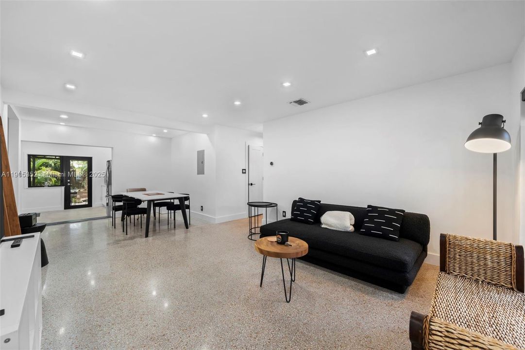 Recently Sold: $975,000 (3 beds, 2 baths, 1208 Square Feet)