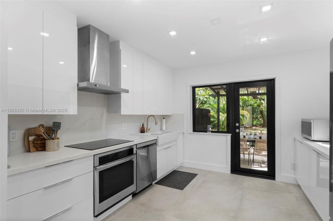 Recently Sold: $975,000 (3 beds, 2 baths, 1208 Square Feet)