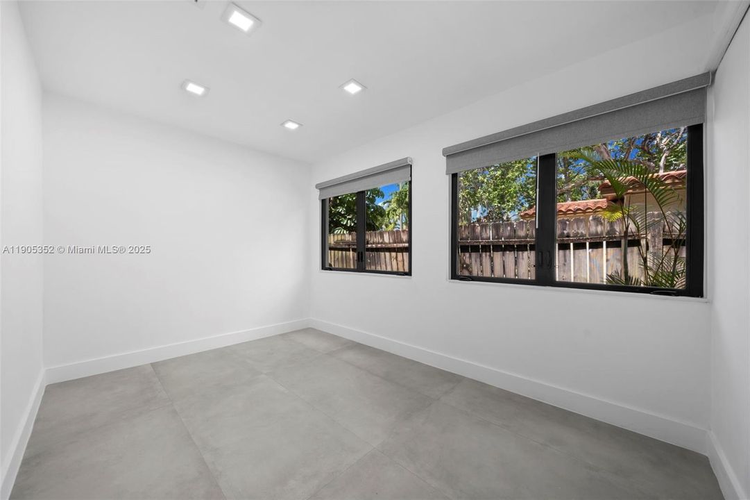 Recently Sold: $975,000 (3 beds, 2 baths, 1208 Square Feet)