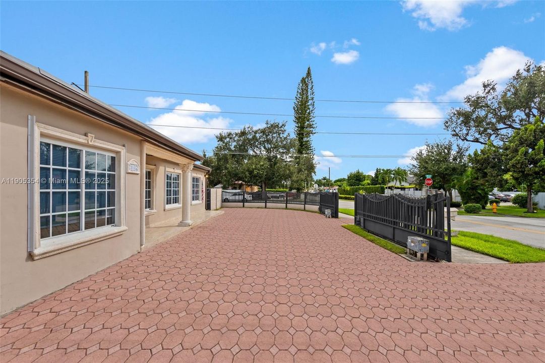 Recently Rented: $4,250 (4 beds, 2 baths, 2203 Square Feet)